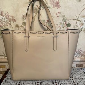 KENDALL + KYLIE IZZY CHAIN TOTE CREAM TAN